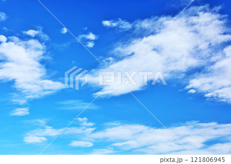 秋の青空と雲 121806945