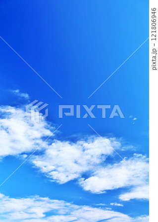 秋の青空と雲 121806946