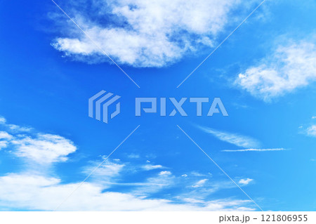 秋の青空と雲 秋の青空と雲 121806955