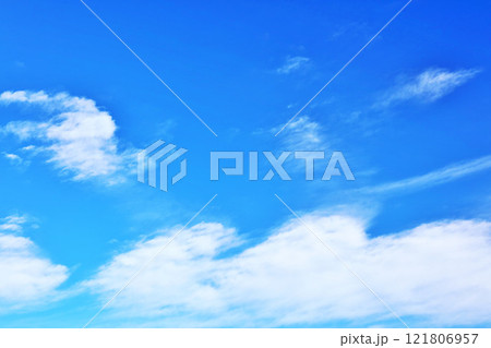 秋の青空と雲 121806957