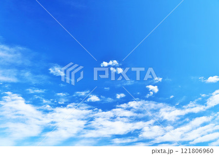 秋の青空と雲 121806960