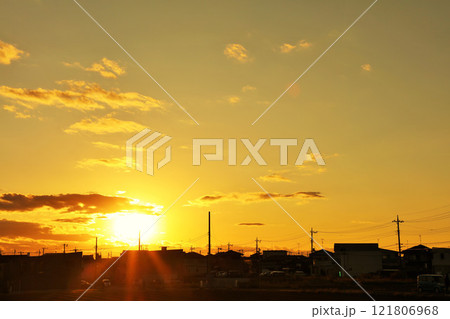 秋の夕方　街並みと夕日 121806968