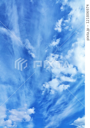 秋の青空と雲 121806974