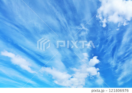 秋の青空と雲 121806976