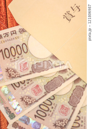 新紙幣一万円札と賞与袋 新紙幣一万円札と賞与袋 121806987