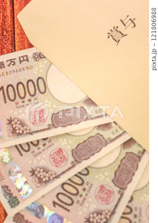 新紙幣一万円札と賞与袋 新紙幣一万円札と賞与袋 121806988