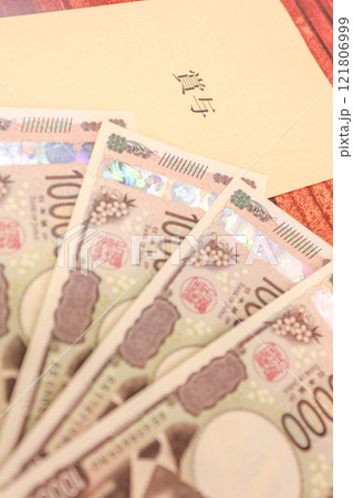 新紙幣一万円札と賞与袋 新紙幣一万円札と賞与袋 121806999