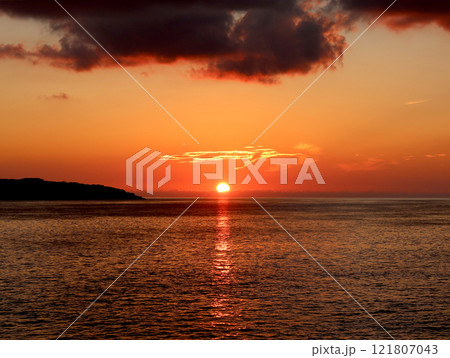 宮古島の海に沈む夕日（沖縄・宮古島・与那覇前浜） 121807043