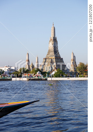 Wat Arun Ratchawararam (Temple of Dawn), famous tourist destination in Bangkok, Thailand. 121807200