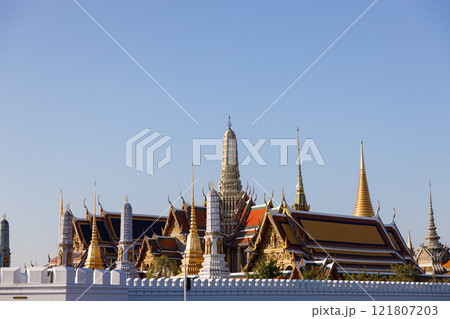 The temple of the Emerald Buddha and Grand Palace, famous tourist destination in Bangkok, Thailand. 121807203