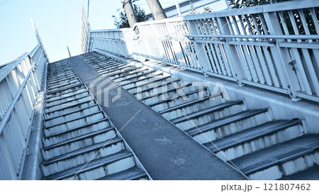 歩道橋の階段 歩道橋の階段 121807462
