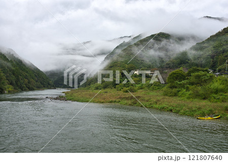 雨の浅尾沈下橋から見る仁淀川 121807640