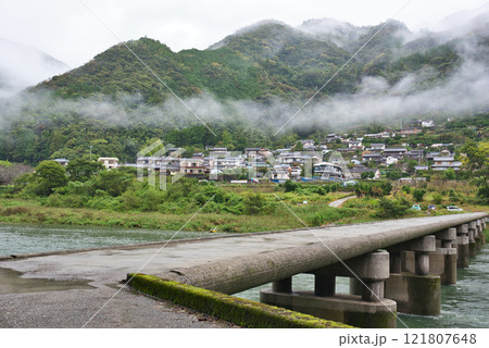雨の浅尾沈下橋 121807648