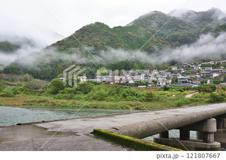 雨の浅尾沈下橋 121807667