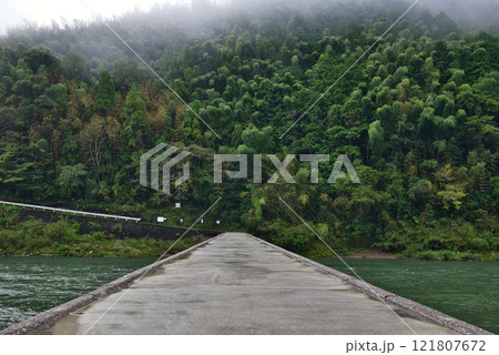 雨の浅尾沈下橋 121807672