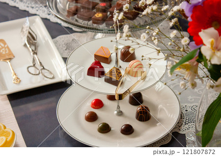 ティースタンドに並べられたたくさんのチョコレート 121807872