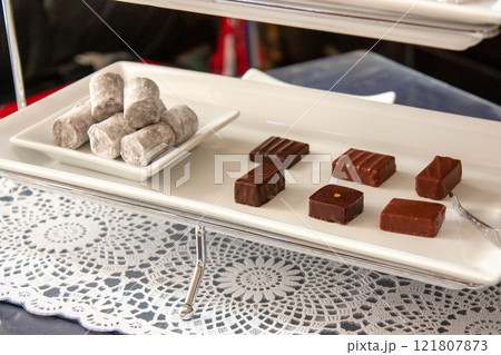 ティースタンドに並べられたたくさんのチョコレート ティースタンドに並べられたたくさんのチョコレート 121807873