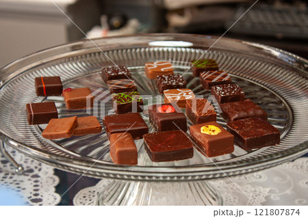 ティースタンドに並べられたたくさんのチョコレート ティースタンドに並べられたたくさんのチョコレート 121807874