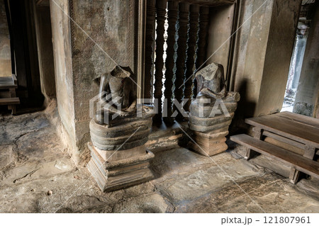 カンボジア　アンコールワット内部の仏像 121807961