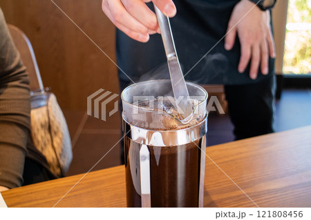 フレンチプレスでいれるコーヒー 121808456