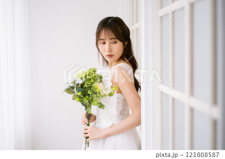 ウエディングドレスを着た黒髪ロングヘアの若い女性 121808587