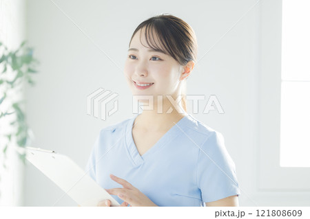 白衣の女性、カルテ、バインダーを持つ、若い女性 白衣の女性、カルテ、バインダーを持つ、若い女性 121808609