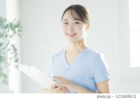 白衣の女性、カルテ、バインダーを持つ、若い女性 白衣の女性、カルテ、バインダーを持つ、若い女性 121808611