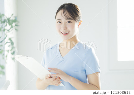 白衣の女性、カルテ、バインダーを持つ、若い女性 白衣の女性、カルテ、バインダーを持つ、若い女性 121808612