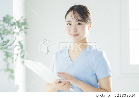 白衣の女性、カルテ、バインダーを持つ、若い女性 白衣の女性、カルテ、バインダーを持つ、若い女性 121808614