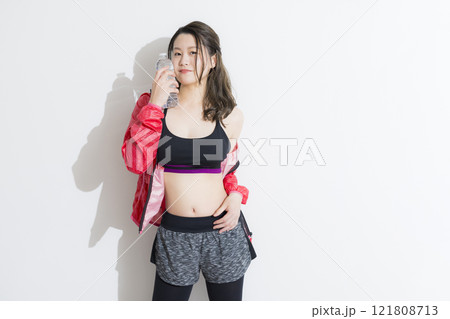 ストレッチをする若い女性 121808713