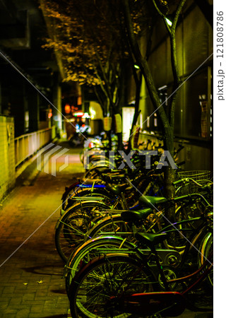 夜の自転車置き場 121808786