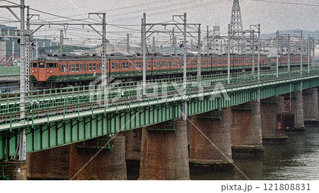 鉄橋の湘南電車 121808831