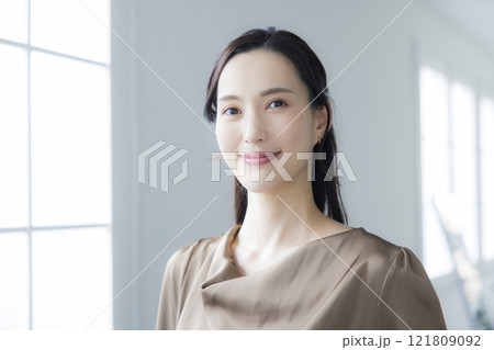 ノートパソコンを持つ女性 121809092