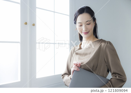 ノートパソコンを持つ女性 121809094