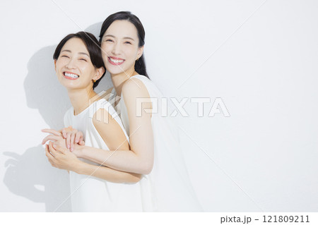 寄り添う二人の女性 121809211