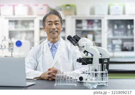 研究員・科学者イメージ　白衣を着た60代の男性　カメラ目線　ポートレート 121809217