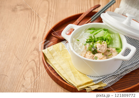 鶏団子と白菜と春雨のヘルシースープ 鶏団子と白菜と春雨のヘルシースープ 121809772