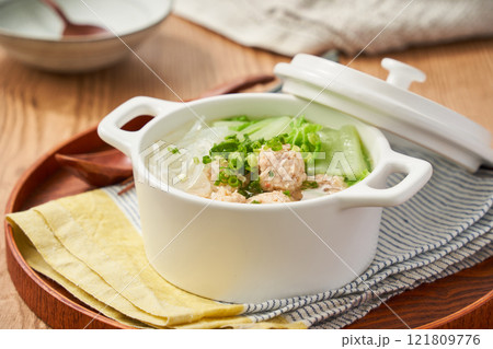 鶏団子と白菜と春雨のヘルシースープ 鶏団子と白菜と春雨のヘルシースープ 121809776