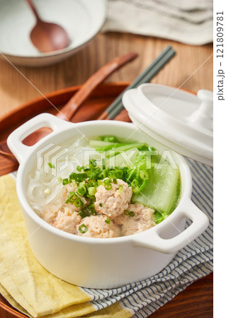 鶏団子と白菜と春雨のヘルシースープ 鶏団子と白菜と春雨のヘルシースープ 121809781