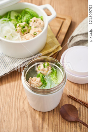 鶏団子と白菜と春雨のヘルシースープ 鶏団子と白菜と春雨のヘルシースープ 121809793