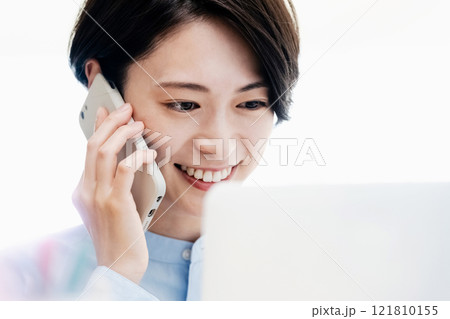 オフィスで通話するビジネスウーマン 121810155