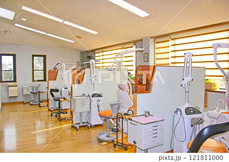 歯科医院の診療室　床はフローリング 121811000