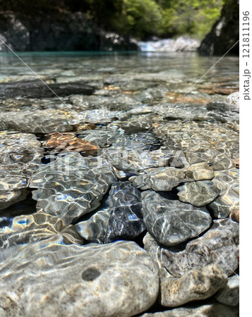 澄んだ川の水面 澄んだ川の水面 121811196