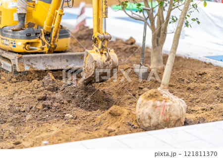造園業　植樹　植栽工事　根巻き　油圧ショベル 121811370