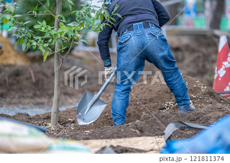 造園業　植樹　植栽工事　男性　後ろ姿 121811374