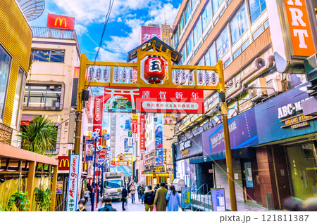 日本の横浜都市景観1月2日。横浜駅前の西口五番街や電光掲示板・謹賀新年…などを望む＝令和7年 121811387