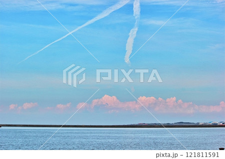 エックス型に交差する飛行機雲 エックス型に交差する飛行機雲 121811591