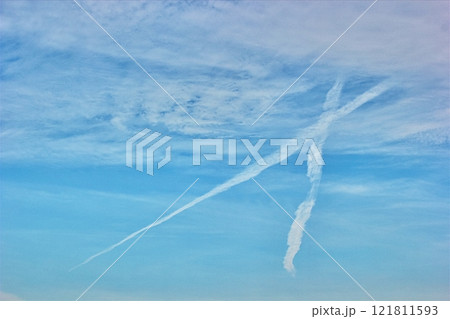エックス型に交差する飛行機雲 エックス型に交差する飛行機雲 121811593