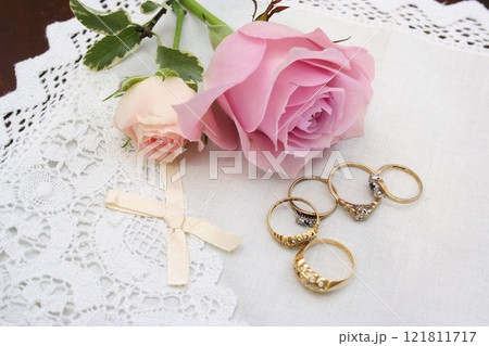 レースの上に置かれたピンクの薔薇とアンティークのリング 121811717