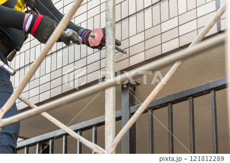 【マンション大規模修繕工事 足場を作る作業員】 【マンション大規模修繕工事 足場を作る作業員】 121812289